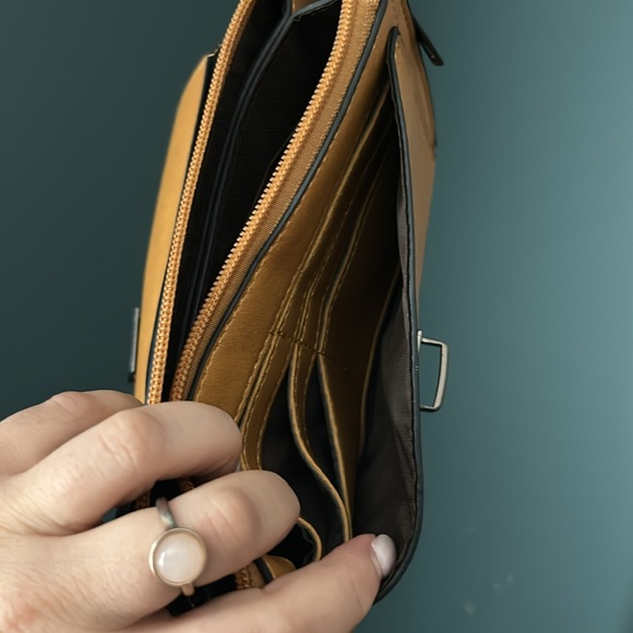 🎄 Crossbody Yellow Tan Bag Good Condition Light Weight Sling Bag - Picture 5 of 7